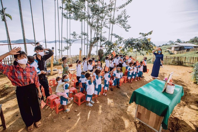 Bộ ảnh đẹp về hành trình thắp sáng ước mơ đến trường của các em nhỏ vùng cao ảnh 4