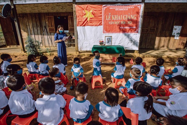 Bộ ảnh đẹp về hành trình thắp sáng ước mơ đến trường của các em nhỏ vùng cao ảnh 5