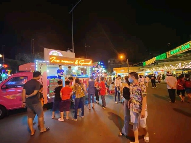 Hẹn hò Sài Gòn: Lạc lối ở thiên đường ẩm thực và mua sắm tại phố đi bộ Kỳ đài Quang Trung ảnh 2