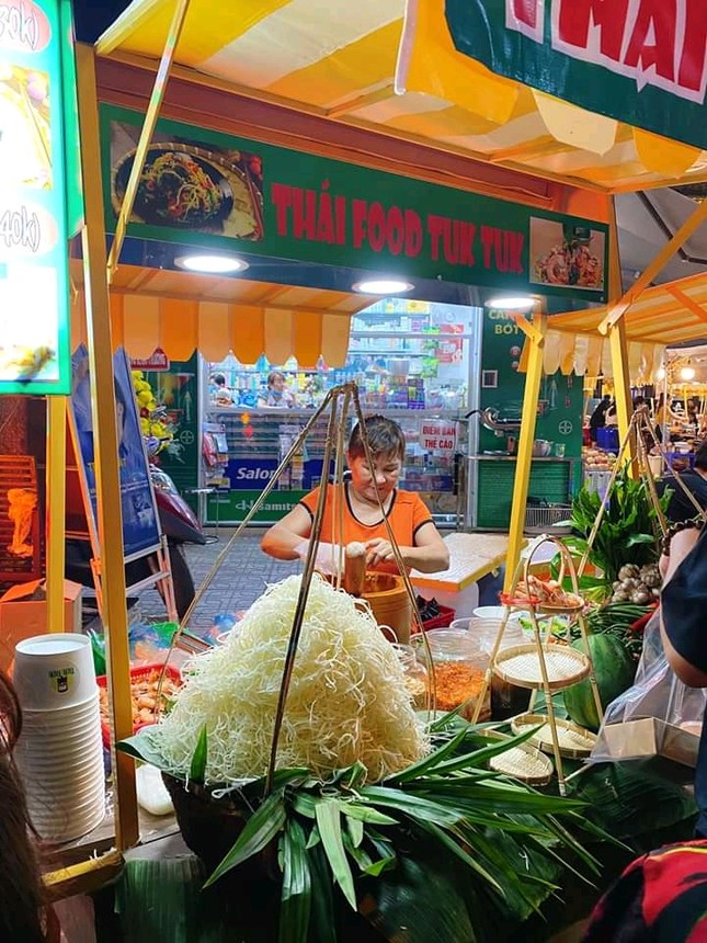 Hẹn hò Sài Gòn: Lạc lối ở thiên đường ẩm thực và mua sắm tại phố đi bộ Kỳ đài Quang Trung ảnh 4