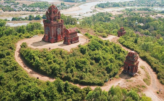 Giám đốc Bảo tàng Bình Định nói lỗ thủng trên tháp 1.000 năm tuổi do trúng đạn ảnh 2