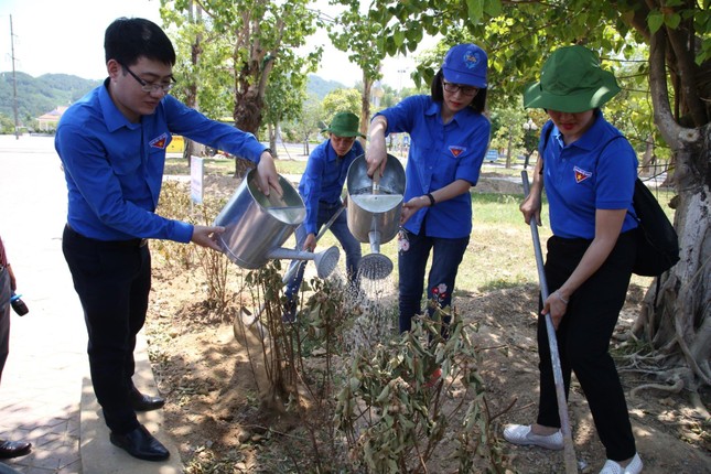 Xúc động 'Hành trình tình nguyện theo dấu lịch sử' ảnh 2