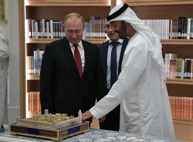 Ông Putin tặng chim ưng quý cho Thái tử UAE và nhận lại món quà bất ngờ ảnh 1