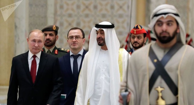 Ông Putin tặng chim ưng quý cho Thái tử UAE và nhận lại món quà bất ngờ ảnh 2