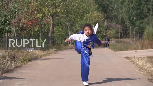 Cô bé 9 tuổi trổ tài kungfu điêu luyện như võ sư ảnh 2