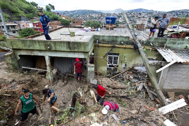 Lũ lụt càn quét Brazil, giết chết 64 người ảnh 2
