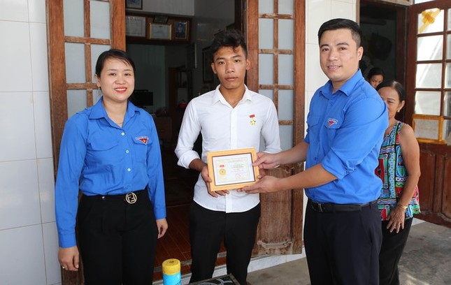 Những gương mặt được trao huy hiệu 'Tuổi trẻ dũng cảm' trong năm qua ảnh 4