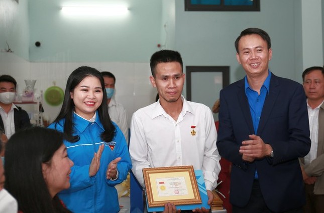 Những gương mặt được trao huy hiệu 'Tuổi trẻ dũng cảm' trong năm qua ảnh 1