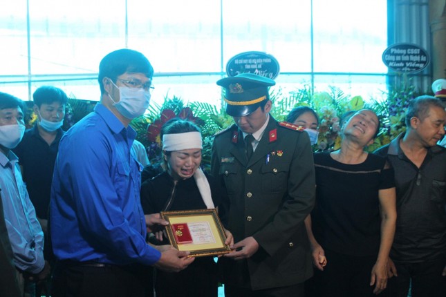 Những gương mặt được trao huy hiệu 'Tuổi trẻ dũng cảm' trong năm qua ảnh 7