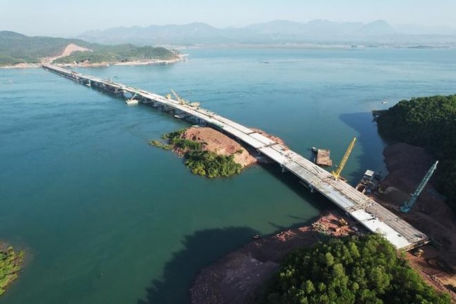 Hợp long cầu vượt biển dài nhất Quảng Ninh ảnh 2