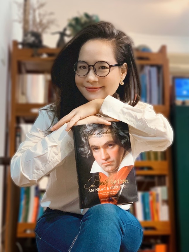 Đinh Hoài Xuân xinh đẹp trong vai trò đại sứ cho… sách về Beethoven ảnh 1