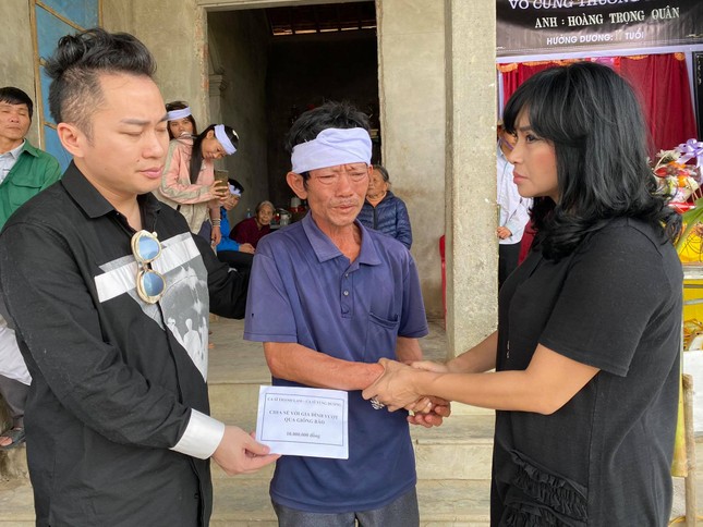 Thanh Lam, Tùng Dương thăm đồng bào lũ lụt Hà Tĩnh ảnh 4