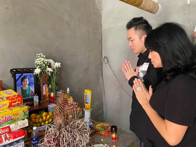 Thanh Lam, Tùng Dương thăm đồng bào lũ lụt Hà Tĩnh ảnh 1