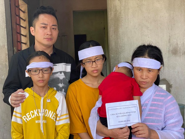 Thanh Lam, Tùng Dương thăm đồng bào lũ lụt Hà Tĩnh ảnh 5