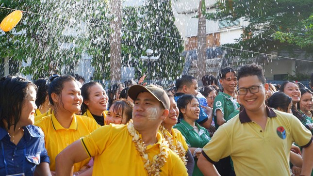 Sinh viên Lào vui Tết cổ truyền Bunpimay xa quê ảnh 16