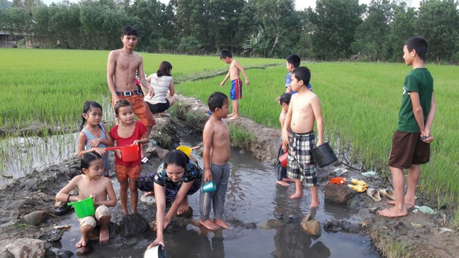 Giếng cổ giữa cánh đồng lúc nào cũng tuôn trào nước nóng ảnh 1