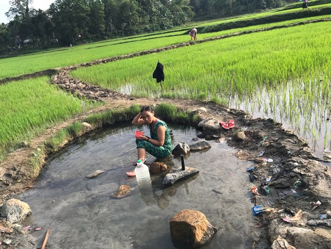 Giếng cổ giữa cánh đồng lúc nào cũng tuôn trào nước nóng ảnh 3