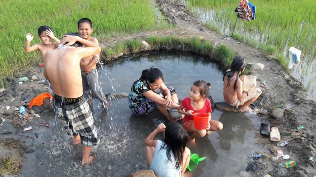 Giếng cổ giữa cánh đồng lúc nào cũng tuôn trào nước nóng ảnh 4