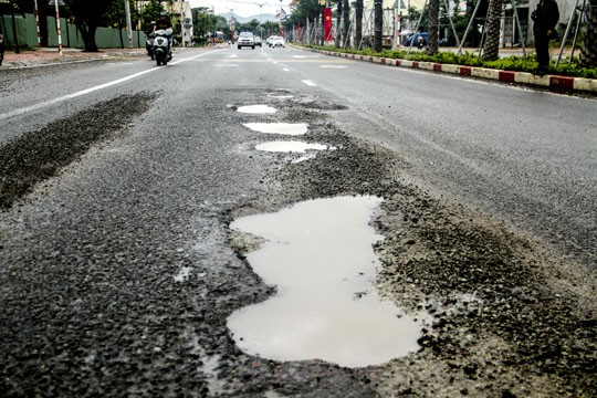 Vá tạm Quốc lộ 1D 'hư hỏng do mưa' ảnh 1