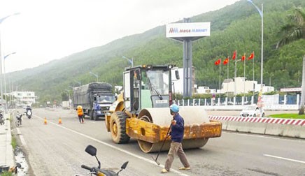 Vá tạm Quốc lộ 1D 'hư hỏng do mưa' ảnh 3