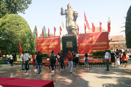 Dâng hương, hoa tưởng nhớ công ơn vua Quang Trung ảnh 2