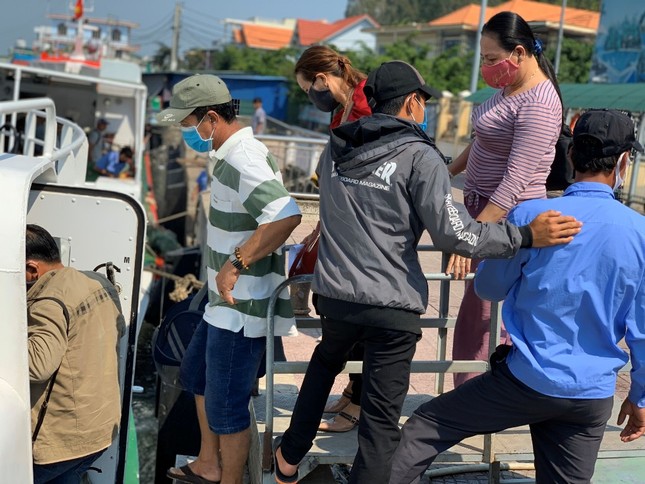 Hạn chế ra vào đảo Lý Sơn, người dân đi lại ra sao? ảnh 12