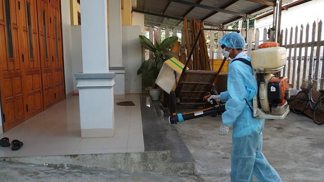Xe chuyên dụng quân sự phun khử khuẩn khu vực bệnh nhân 419 sinh sống ảnh 2