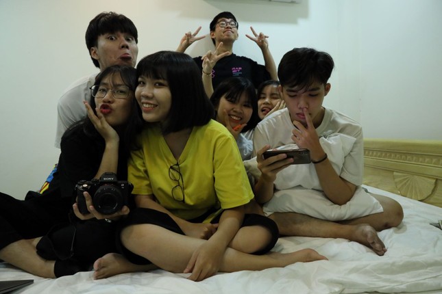 Học ở nhà vẫn vui trong mùa “Tết Cô Vy”: Xuất xưởng MV “cây nhà lá vườn” mặn-bổ-rẻ ảnh 1