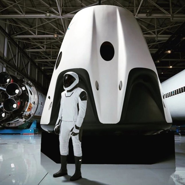 Tỷ phú Elon Musk sắp phóng tàu vũ trụ nhưng dân tình lại chỉ "thả tim" điều nhỏ xíu này ảnh 5