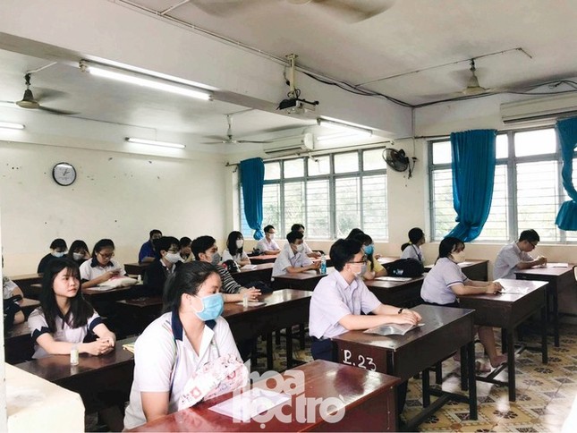 Thi tốt nghiệp THPT trên máy tính: Học sinh và giáo viên còn dè chừng vì nhiều lí do ảnh 1