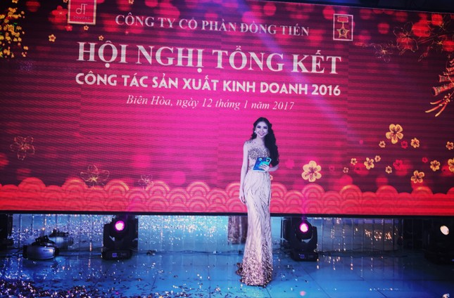 Nữ giảng viên gây sốt với màn “lên đồ” đi dạy ấn tượng: 15 tuần không trùng bộ đồ nào ảnh 5