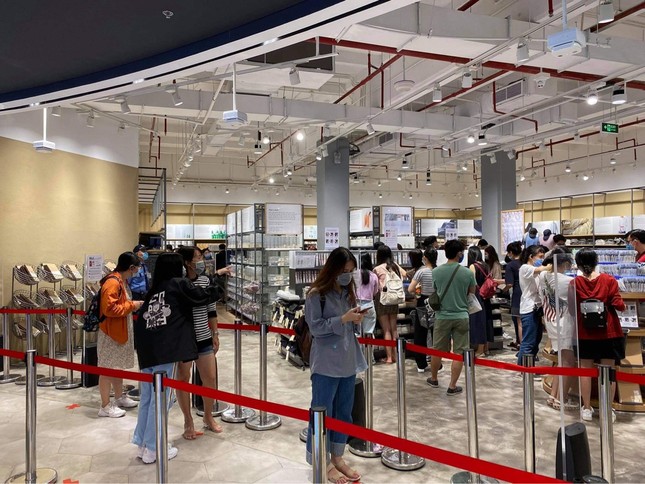 Giới trẻ TP.HCM đi chơi ngày 2/9: Nhộn nhịp nhưng vẫn ý thức giữ an toàn trong mùa dịch ảnh 3