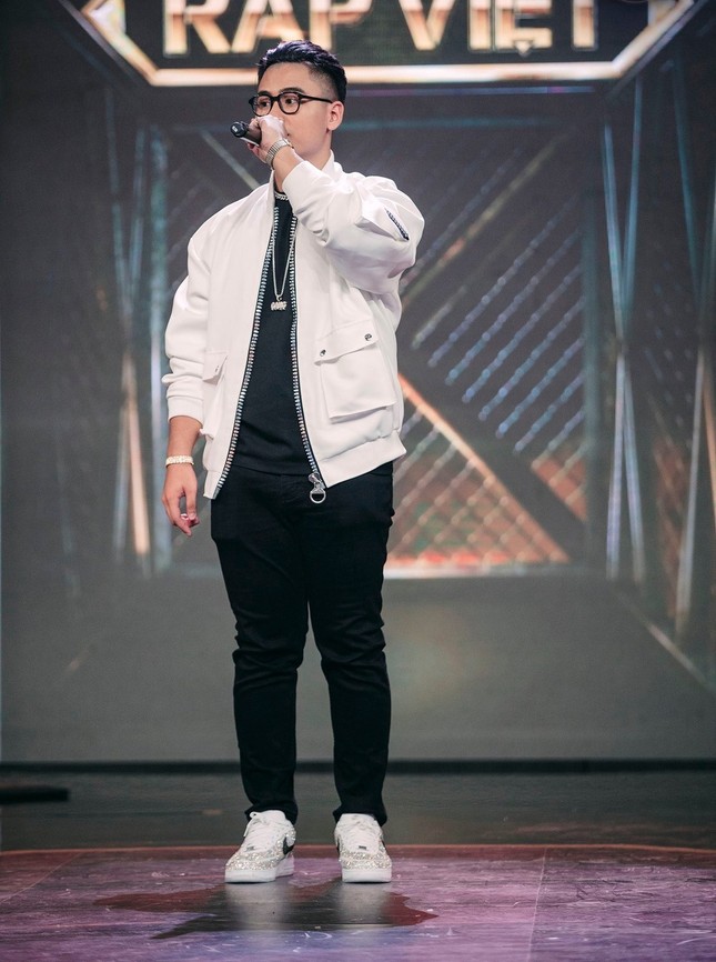 Soi thời trang Chung kết Rap Việt: Tlinh đầu tư móng tay độc, Rhymastic “bye bye” tóc xoăn ảnh 11
