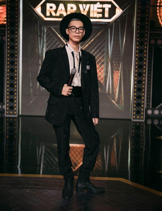 Soi thời trang Chung kết Rap Việt: Tlinh đầu tư móng tay độc, Rhymastic “bye bye” tóc xoăn ảnh 9