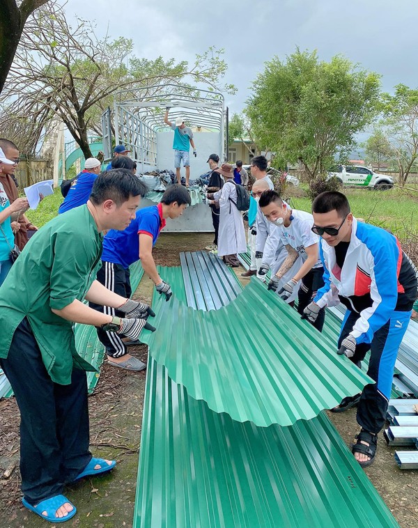 Hậu “Rap Việt”, thầy trò huấn luyện viên Wowy - Dế Choắt lên đường đi cứu trợ miền Trung ảnh 4