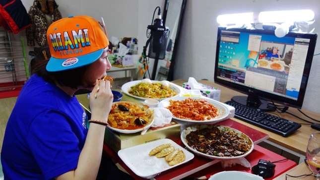 Mukbang: Xu hướng giải trí hay sự phản chiếu của một thế hệ con người cô đơn? ảnh 1