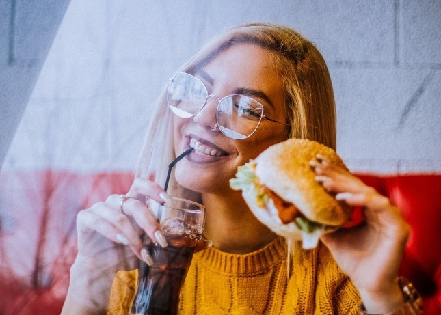 Mukbang: Xu hướng giải trí hay sự phản chiếu của một thế hệ con người cô đơn? ảnh 2