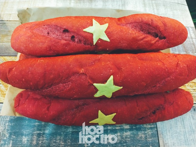 Hà Nội: “Bánh mì yêu nước” có gì “hot” mà chưa hết chiều đã hết bánh? ảnh 1