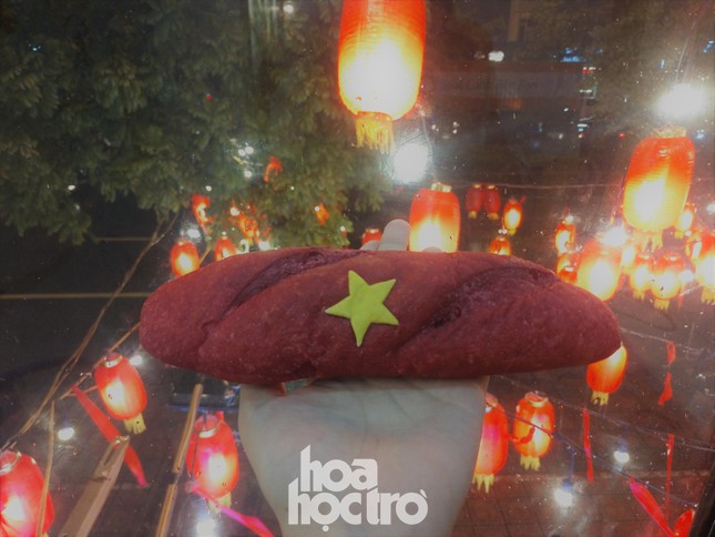 Hà Nội: “Bánh mì yêu nước” có gì “hot” mà chưa hết chiều đã hết bánh? ảnh 4