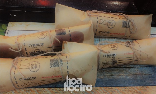 Hà Nội: “Bánh mì yêu nước” có gì “hot” mà chưa hết chiều đã hết bánh? ảnh 9