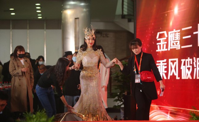 Cận cảnh bộ váy Nữ thần Kim Ưng “dìm” dáng vóc Tống Thiến thê thảm ảnh 3