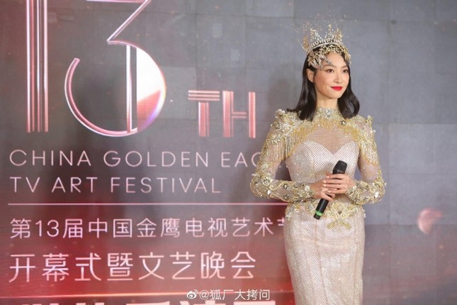 Cận cảnh bộ váy Nữ thần Kim Ưng “dìm” dáng vóc Tống Thiến thê thảm ảnh 5