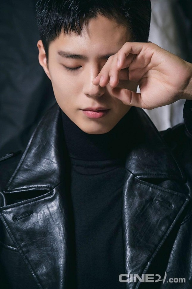 HOT: Park Bo Gum chỉ cần dựa vào vai Gong Yoo là đủ khiến tạp chí “cháy hàng” sau 3 tiếng ảnh 4