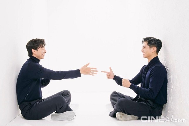 HOT: Park Bo Gum chỉ cần dựa vào vai Gong Yoo là đủ khiến tạp chí “cháy hàng” sau 3 tiếng ảnh 5