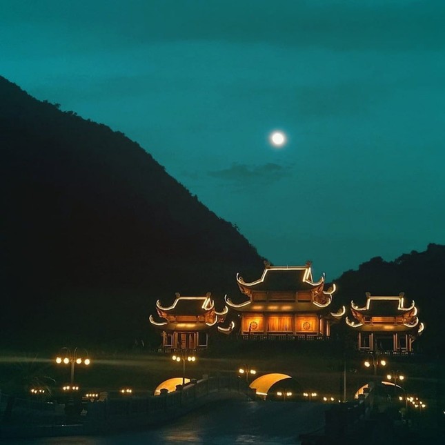 Du Xuân đầu năm tại ngôi chùa lớn nhất Việt Nam, phong cảnh yên bình và đẹp như một thước phim điện ảnh ảnh 12