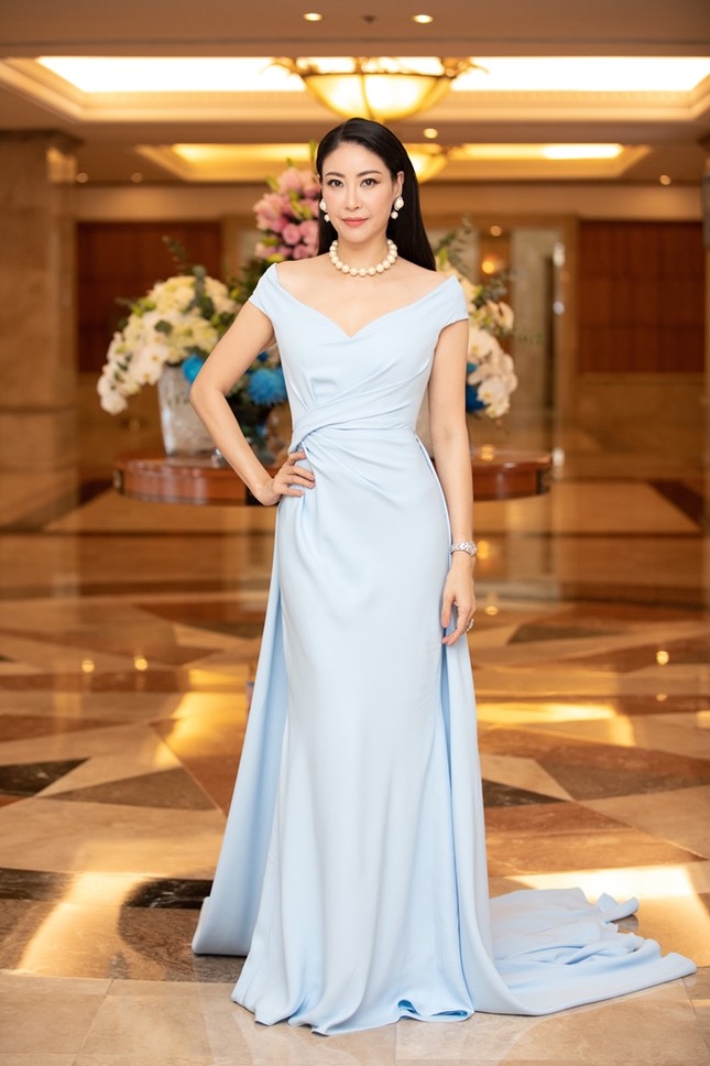 Đồng loạt diện váy xẻ cao, dàn hậu đình đám khoe chân dài tại họp báo Hoa Hậu Việt Nam ảnh 10