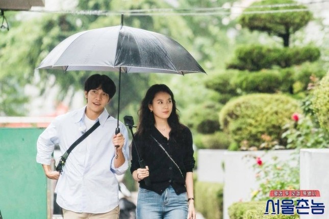 Lee Seung Gi và Han Hyo Joo tái hợp sau 11 năm, fan phải thốt lên “đẹp đôi hoàn hảo“ ảnh 1