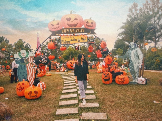 Đi đâu để cảm thấy “rùng hết cả mình” trong dịp lễ hội Halloween tại Hà Nội? ảnh 1