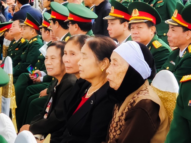 Xúc động hình ảnh người dân đẩy xe lăn đến viếng Thiếu tướng Nguyễn Hữu Hùng ảnh 6