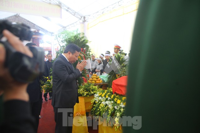 Đồng đội, người thân tiễn Tướng Hùng về lòng đất mẹ ảnh 11
